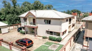 6 bedroom detached house